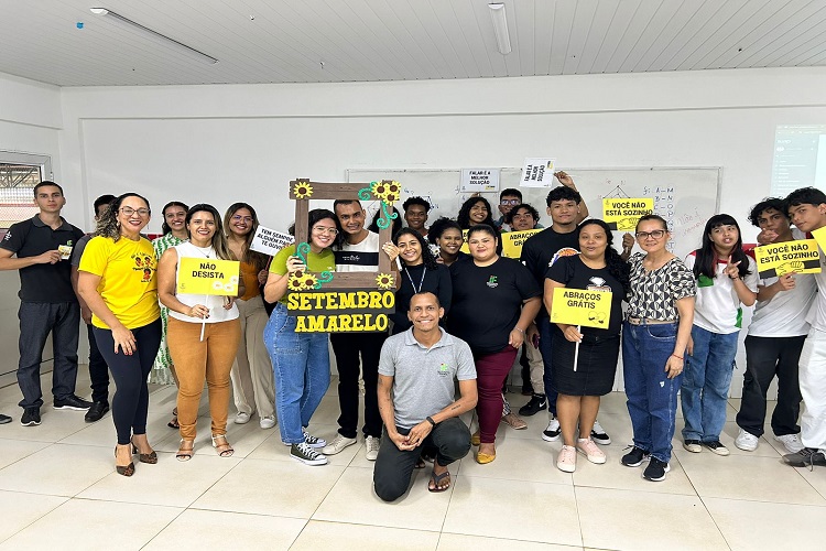 Estudantes e servidores visitam salas de aulas para momento do 